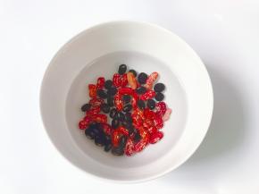芸豆和黑豆提前用温水浸泡一夜