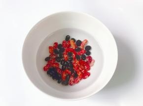 芸豆和黑豆提前用温水浸泡一夜