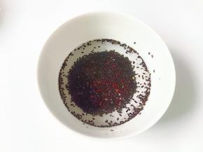 黑米和黑芝麻清洗干净备用