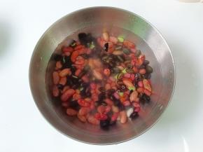 这是泡了一夜的晕豆，黑豆