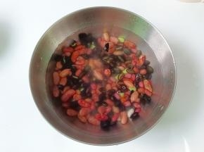 这是泡了一夜的晕豆，黑豆