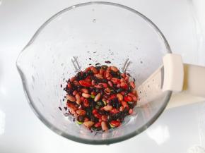 把所有食材放到机器里