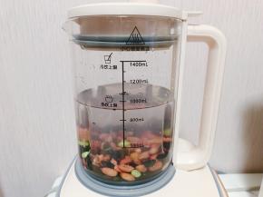 水量根据个人喝的浓稠度来放，这里放了900g，选择豆浆键可以等待喝了