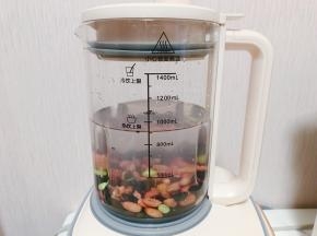 水量根据个人喝的浓稠度来放，这里放了900g，选择豆浆键可以等待喝了