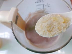 磨好的豆浆加入冰糖融化