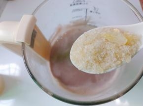 磨好的豆浆加入冰糖融化