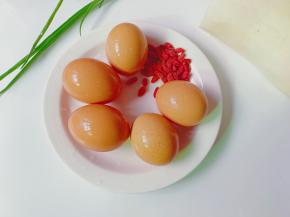 准备好鸡蛋，枸杞，萝卜，葱。