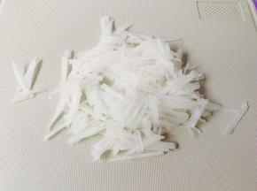 萝卜削皮，切成细丝