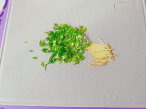 葱姜切好备用