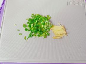 葱姜切好备用