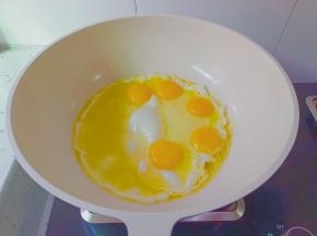 锅里放少许的食用油，打入五个鸡蛋