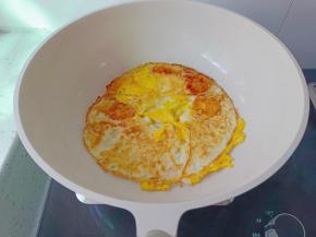 将鸡蛋煎成两面金黄