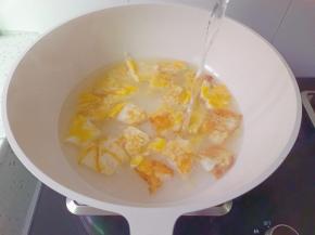 用铲子切成小块，倒入开水【倒入开水煮好的汤，奶白奶白的】