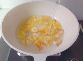 用铲子切成小块，倒入开水【倒入开水煮好的汤，奶白奶白的】