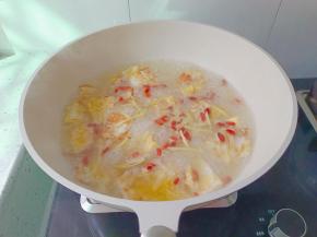 放入枸杞，生姜丝煮一分钟