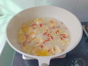 放入枸杞，生姜丝煮一分钟