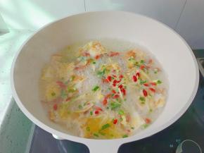 最后撒入葱花，放一点味精即可，汤鲜味美，喝的停不下来！