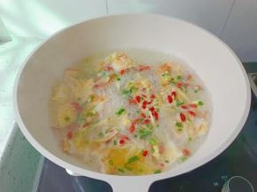 最后撒入葱花，放一点味精即可，汤鲜味美，喝的停不下来！