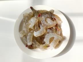 对虾去除虾线，剥去虾壳【新鲜对虾放冰箱冷冻一小时，就非常好剥壳】