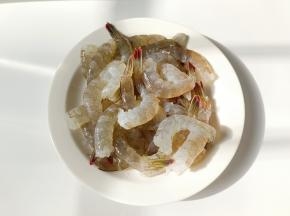 对虾去除虾线，剥去虾壳【新鲜对虾放冰箱冷冻一小时，就非常好剥壳】