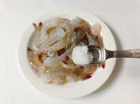 对虾剥好反复多清洗几次，挤干水分，加盐