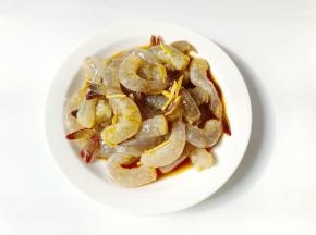 生姜丝少许，抓拌均匀腌制半小时