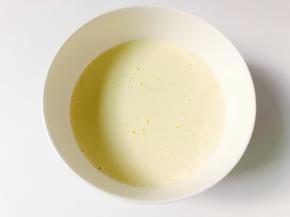 土豆淀粉加清水稀释，加鸡蛋拌均匀，拌好筷子提起可以拉出一条线，不然就是水加多了