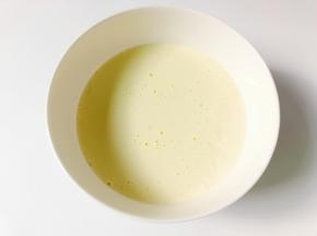 土豆淀粉加清水稀释，加鸡蛋拌均匀，拌好筷子提起可以拉出一条线，不然就是水加多了