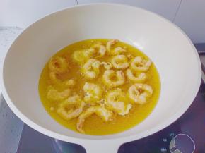 腌制好的对虾在鸡蛋液里面裹一层，热锅热油放下去油炸