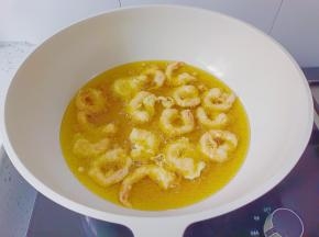 腌制好的对虾在鸡蛋液里面裹一层，热锅热油放下去油炸