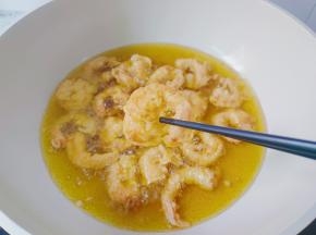 炸到里面金黄即可捞出