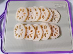 莲藕削皮，切成薄片