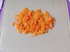 胡萝卜切成细丝