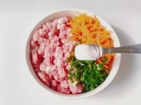把猪肉，葱，胡萝卜丝放在碗里加盐一勺