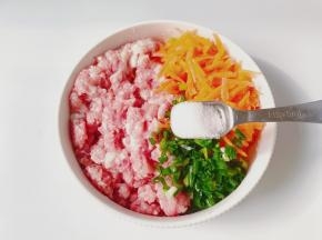 把猪肉，葱，胡萝卜丝放在碗里加盐一勺