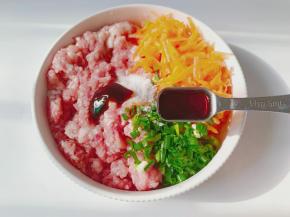 生抽两勺，芝麻油一勺