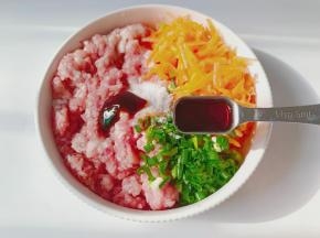 生抽两勺，芝麻油一勺