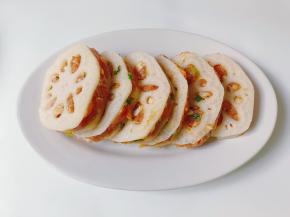 两片藕片，夹上肉馅，裹一层炸粉