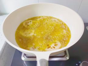 锅里多放宽食用油，油温五成热放入藕夹