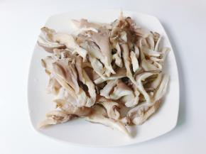 平菇清洗干净后撕成小块，挤干水分