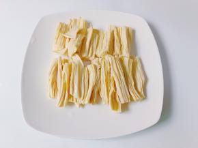 腐竹切成寸段