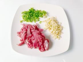 牛肉切成细丝，葱蒜切成末。