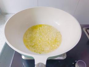 锅里放少许食用油，油热放蒜末，葱花炒香