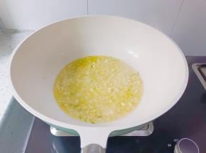 锅里放少许食用油，油热放蒜末，葱花炒香