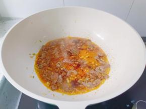 放入辣椒酱一勺，翻炒均匀