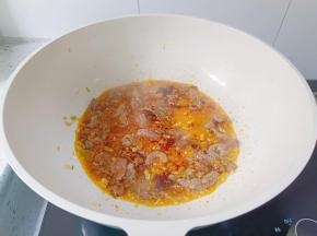 放入辣椒酱一勺，翻炒均匀