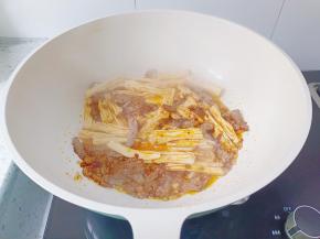 加入泡好的腐竹