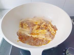 加入泡好的腐竹