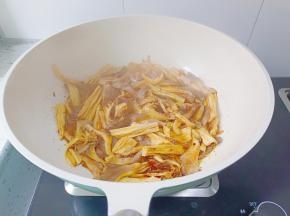 平菇，放盐，生抽，调味