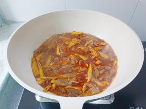 加入一点开水，开大火炖煮两分钟，